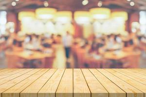 Mesa de madera vacía con interior de restaurante cafetería fondo borroso foto