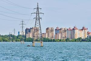 línea eléctrica aérea sobre el río. foto