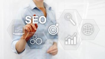 SEO - optimización de motores de búsqueda, marketing digital y concepto de tecnología de Internet sobre fondo borroso. foto