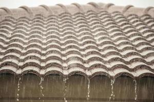 lluvia cayendo desde el techo de la casa foto