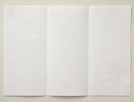 papel doblado y arrugado blanco sobre fondo blanco foto