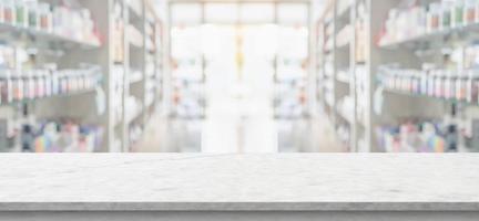 Encimera de mármol blanco vacío con fondo de estantes de farmacia de farmacia borrosa foto
