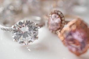 hermosas joyas de anillos de diamantes sobre fondo blanco foto