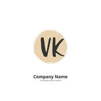 vk escritura inicial a mano y diseño de logotipo de firma con círculo. hermoso diseño de logotipo escrito a mano para moda, equipo, boda, logotipo de lujo. vector