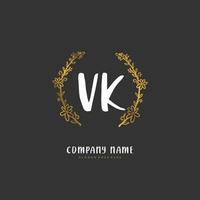 vk escritura inicial a mano y diseño de logotipo de firma con círculo. hermoso diseño de logotipo escrito a mano para moda, equipo, boda, logotipo de lujo. vector