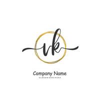 vk escritura inicial a mano y diseño de logotipo de firma con círculo. hermoso diseño de logotipo escrito a mano para moda, equipo, boda, logotipo de lujo. vector