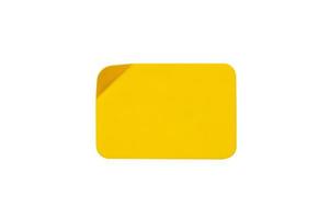 Etiqueta adhesiva de plástico amarillo aislado sobre fondo blanco. foto