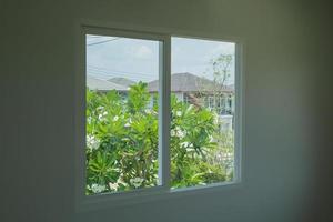 habitación vacía con marco de ventana de vidrio interior de la casa en la pared de hormigón foto