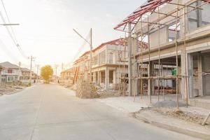 construcción residencial nueva casa en progreso en el sitio de construcción foto