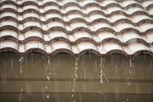 lluvia cayendo desde el techo de la casa foto