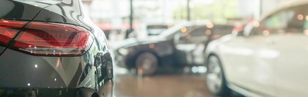 coche nuevo en la sala de exposición del concesionario de coches foto