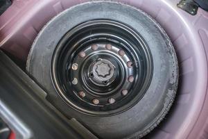 neumático de repuesto en el coche compacto moderno foto