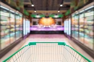 carrito de compras vacío en el fondo de la tienda de comestibles del supermercado foto