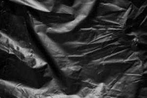 textura de superposición de envoltura de bolsa de plástico transparente sobre fondo negro foto