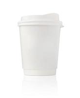 Taza de café de papel blanco aislado sobre fondo blanco. foto