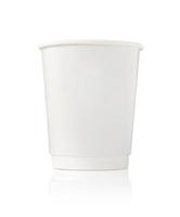 Taza de café de papel blanco aislado sobre fondo blanco. foto
