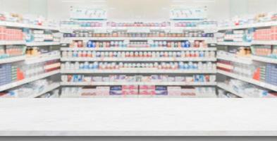 Encimera de mármol blanco vacío con fondo de estantes de farmacia de farmacia borrosa foto