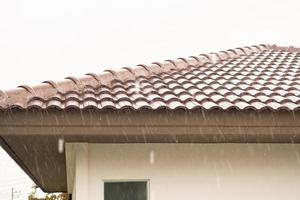 lluvia cayendo desde el techo de la casa foto