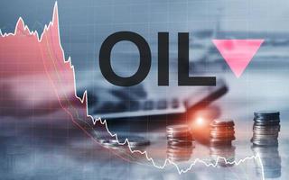 precio del petróleo a la baja. barriles de petróleo y un gráfico financiero sobre antecedentes comerciales abstractos. flecha de barril hacia abajo. tendencia del petróleo a la baja. foto