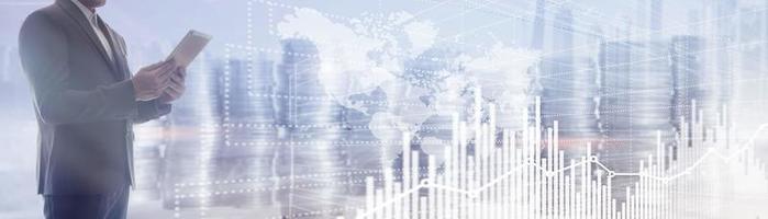 interfaz de tecnología financiera futura. gráfico gráfico del mercado de valores. mapa del mundo en pantalla virtual. banner del sitio web. foto