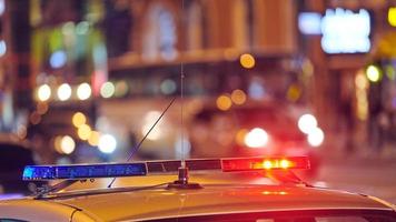 luces del coche de policía en la calle de la ciudad de noche foto