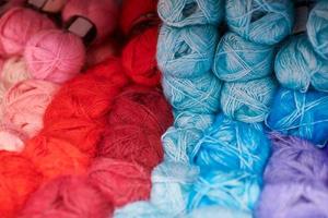 hilos o ovillos de lana en estantes en la tienda para tejer