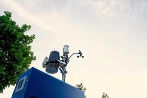 Estación meteorológica automática con sistema de seguimiento meteorológico y cámaras de vídeo para observación. foto