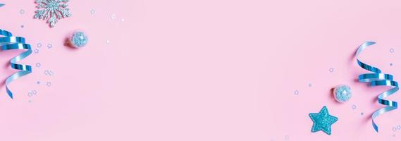 banner minimalista de navidad de invierno abstracto sobre fondo rosa con espacio de copia foto