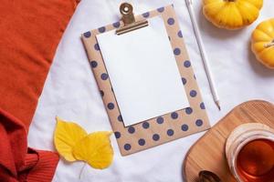 hoja de papel en blanco y vista superior de decoración acogedora de otoño. copie el espacio para el texto de otoño foto