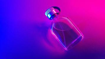 una botella de perfume. perfume de mujer en una hermosa botella de spray. perfume de dama de lujo moderno foto