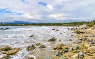 hermosas olas de surfistas rocas acantilados en la playa puerto escondido mexico. foto