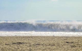 enormes olas de surfistas en la playa puerto escondido méxico. foto