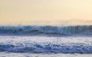 enormes olas de surfistas en la playa puerto escondido méxico. foto