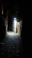 calle adoquinada en el pueblo medieval entre los callejones de borgio verezzi en el oeste de liguria, durante el verano de 2022 foto