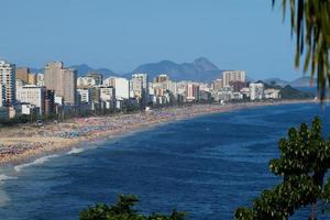 río de janeiro, rj, brasil, 2022 - verano en río, vista de las playas de leblon e ipanema desde el parque natural de los dos hermanos foto