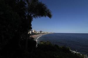 río de janeiro, rj, brasil, 2022 - verano en río, vista de las playas de leblon e ipanema desde el parque natural de los dos hermanos foto