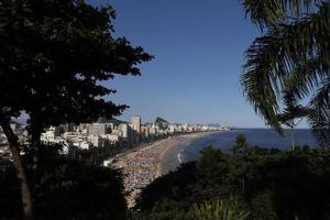 río de janeiro, rj, brasil, 2022 - verano en río, vista de las playas de leblon e ipanema desde el parque natural de los dos hermanos foto