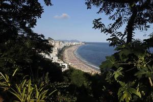 río de janeiro, rj, brasil, 2022 - verano en río, vista de las playas de leblon e ipanema desde el parque natural de los dos hermanos foto