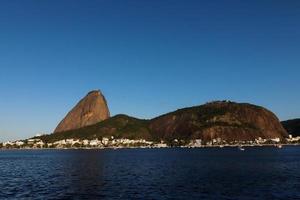 río de janeiro, rj, brasil, 2022 - montaña del pan de azúcar y el distrito de urca foto