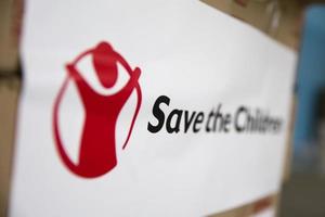 belgrado, serbia, 2020 - logo del fondo save the children en belgrado, serbia. fondo se estableció en el reino unido en 1919 para mejorar la vida de los niños foto