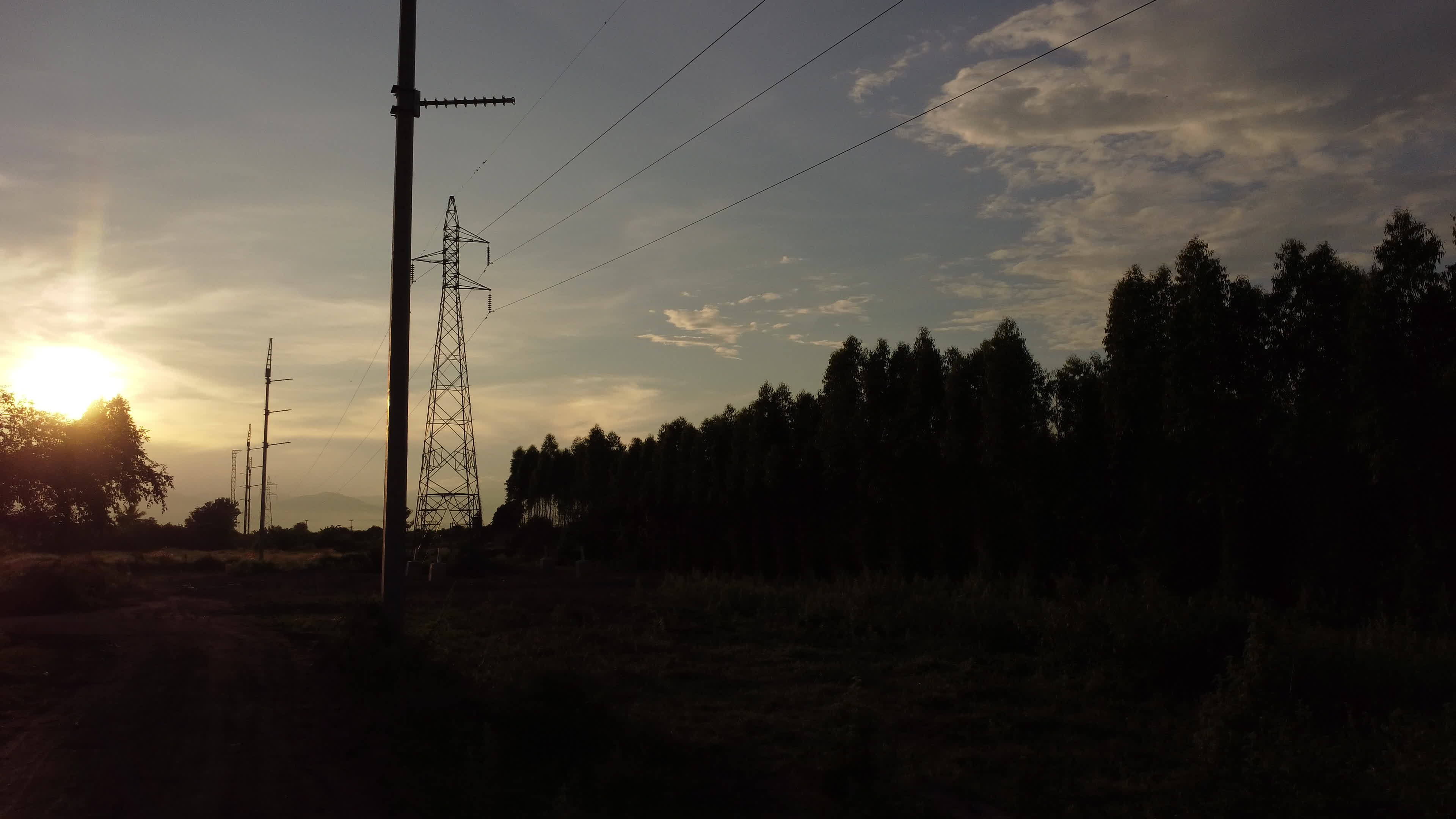 vue aérienne des pylônes et des fils à haute tension dans le ciel au