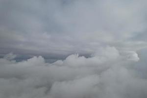 hermoso cielo con imágenes de alto ángulo de drones de nubes dramáticas sobre la ciudad de Inglaterra Reino Unido foto