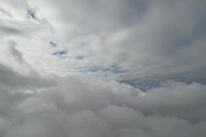 hermoso cielo con imágenes de alto ángulo de drones de nubes dramáticas sobre la ciudad de Inglaterra Reino Unido foto