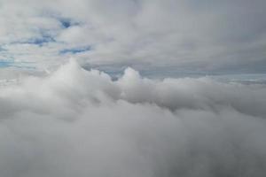 hermoso cielo con imágenes de alto ángulo de drones de nubes dramáticas sobre la ciudad de Inglaterra Reino Unido foto