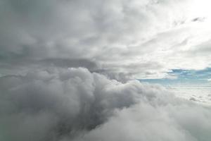 hermoso cielo con imágenes de alto ángulo de drones de nubes dramáticas sobre la ciudad de Inglaterra Reino Unido foto