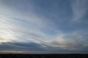 hermosa vista de ángulo alto de las nubes y el cielo sobre inglaterra foto