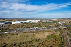 vista aérea de las carreteras británicas y el tráfico en un día soleado foto