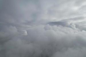 hermoso cielo con imágenes de alto ángulo de drones de nubes dramáticas sobre la ciudad de Inglaterra Reino Unido foto