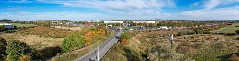 vista aérea de las carreteras británicas y el tráfico en un día soleado foto