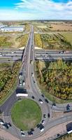 vista aérea de las carreteras británicas y el tráfico en un día soleado foto